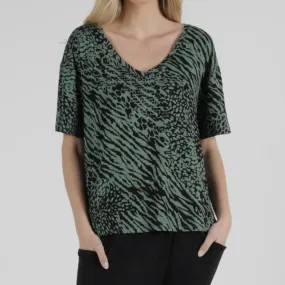 BETTY BASICS - Sage Instinct Boyfriend Tee
