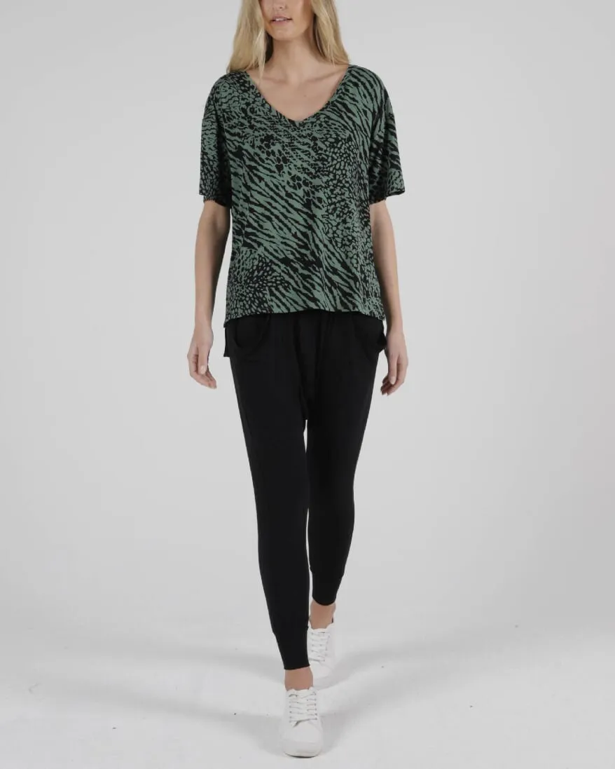 BETTY BASICS - Sage Instinct Boyfriend Tee