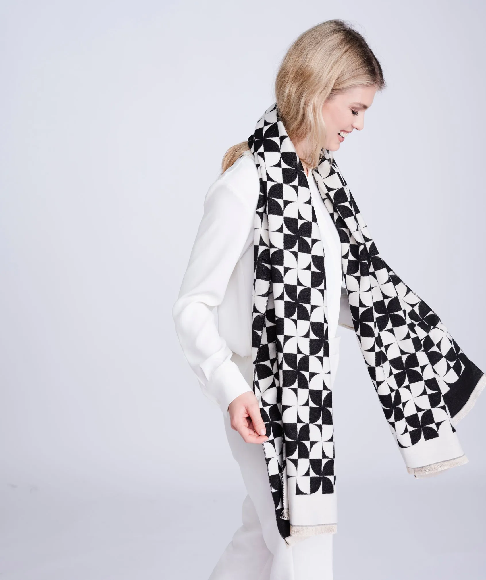 Flint Scarf - Black/Cream