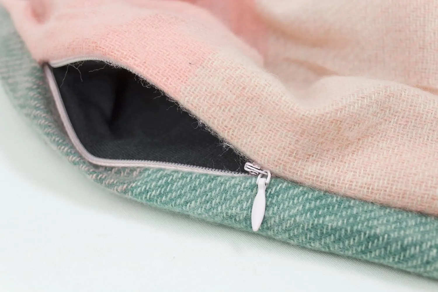stylesilove Winter Plaid Infinity Scarf with Hidden Zipper Pocket Fashion Travel Scarf for Women and Men